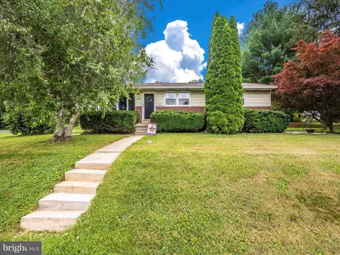 6301 W Hemlock Dr, Sykesville, MD 21784