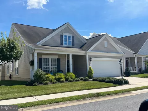 215 Clubside Dr #324, Taneytown, MD 21787