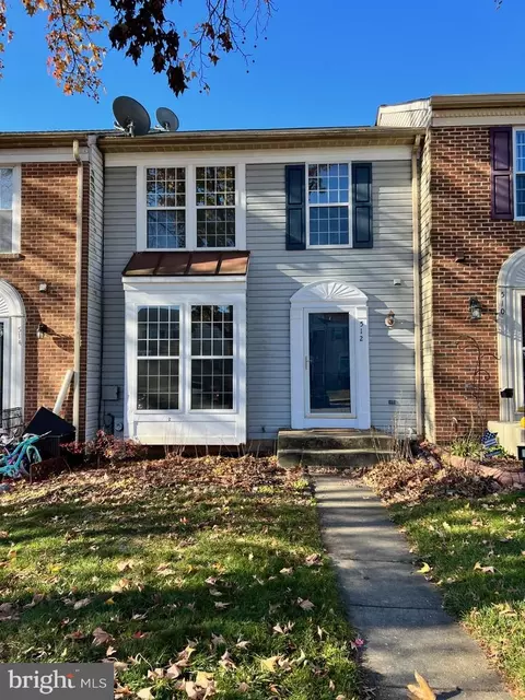512 Lakes Ct, Westminster, MD 21158