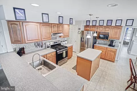 275 Greenfields Dr, Westminster, MD 21158 photo 4