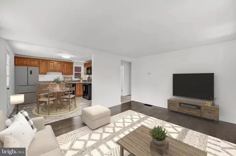 Living - 101 E Thomas St, Union Bridge, MD 21791 photo 3 of 4