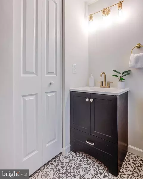 Bath - 810 Knobs End Dr, Westminster, MD 21158 photo 4 of 5