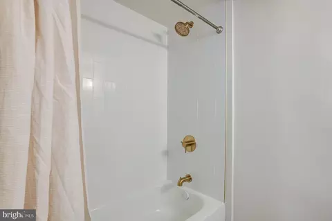 Bath - 810 Knobs End Dr, Westminster, MD 21158 photo 5 of 5