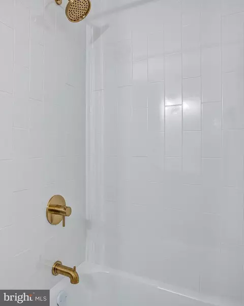 Bath - 810 Knobs End Dr, Westminster, MD 21158 photo 2 of 5