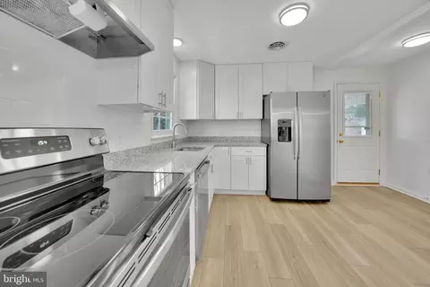 Kitchen - 3566 Basler Rd, Hampstead, MD 21074 photo 4 of 5