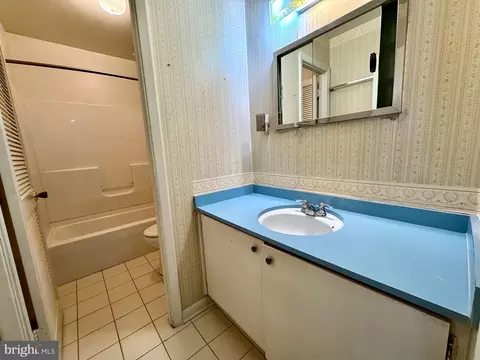 Bath - 324 Bishop Ct, Westminster, MD 21157 photo 2 of 3