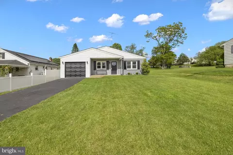 52 Memorial Dr, Taneytown, MD 21787