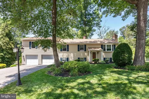 1114 Courtland Dr, Sykesville, MD 21784