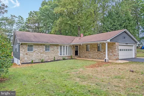 6129 Oak Hill Dr, Sykesville, MD 21784