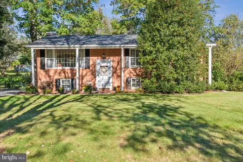 6825 Autumn View Dr, Sykesville, MD 21784