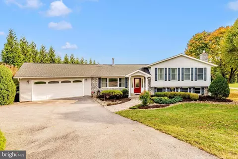 1610 Regal Dr, Sykesville, MD 21784