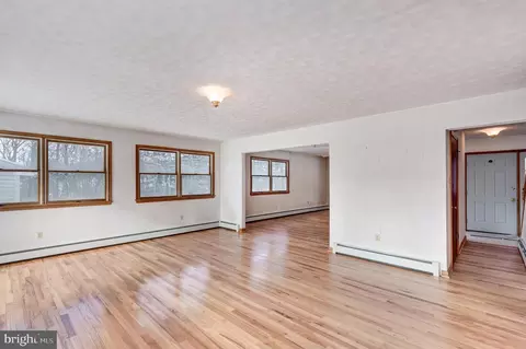 Living - 4437 Dave Rill Rd, Hampstead, MD 21074 photo 7 of 9