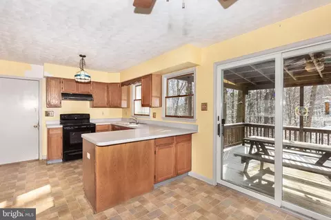 Kitchen - 4437 Dave Rill Rd, Hampstead, MD 21074 photo 5 of 7
