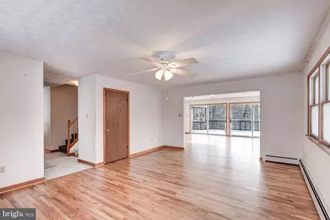 Living - 4437 Dave Rill Rd, Hampstead, MD 21074 photo 3 of 9