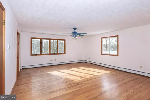 Living - 4437 Dave Rill Rd, Hampstead, MD 21074 photo 8 of 9