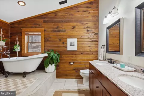 Bath - 2575 Ebbvale Rd, Manchester, MD 21102 photo 1 of 6