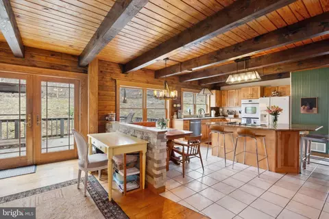 Entry Way - 2575 Ebbvale Rd, Manchester, MD 21102 photo 5 of 12