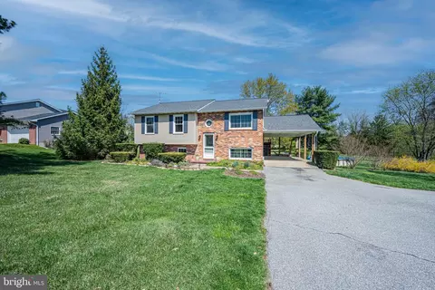 Exterior - 195 Phillips Dr, Hampstead, MD 21074 photo 10 of 17