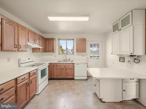 Kitchen - 1100 Cedarbrook Rd, Hampstead, MD 21074 photo 2 of 4