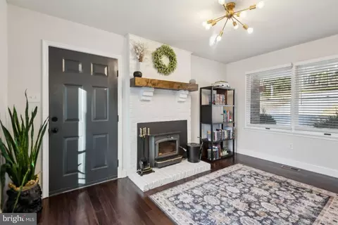 Entry Way - 2294 Albert Rill Rd, Hampstead, MD 21074 photo 4 of 6
