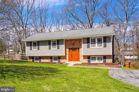 6410 Oak Hill Dr, Sykesville, MD 21784