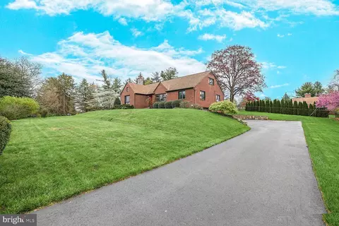 8 Pine Hill Dr, Westminster, MD 21157