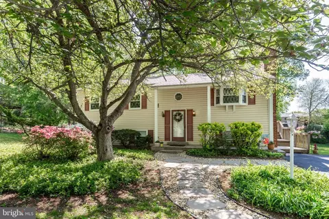 1111 Courtland Dr, Sykesville, MD 21784