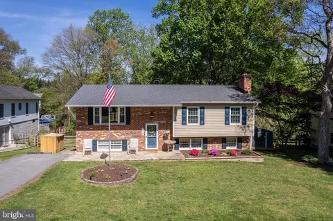 6418 Oak Hill Dr, Sykesville, MD 21784