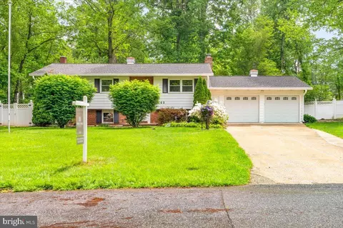 1203 Courtland Dr, Sykesville, MD 21784