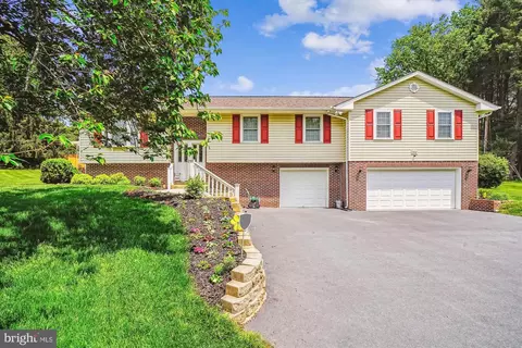 6846 Autumn View Dr, Sykesville, MD 21784