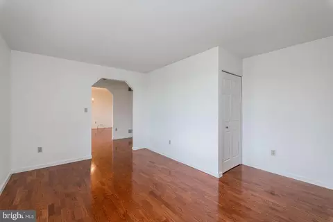 Living - 2875 Pelham Ct, Hampstead, MD 21074 photo 2 of 4