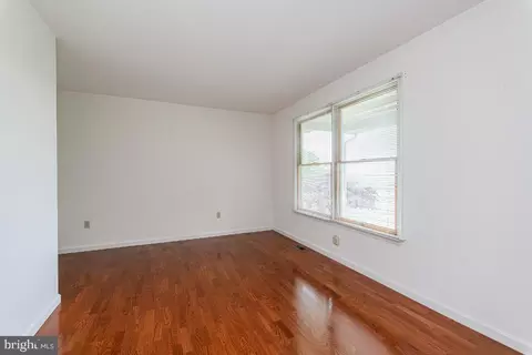 Living - 2875 Pelham Ct, Hampstead, MD 21074 photo 1 of 4