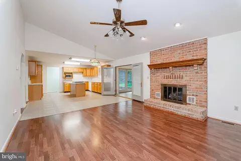 Living - 2875 Pelham Ct, Hampstead, MD 21074 photo 4 of 4
