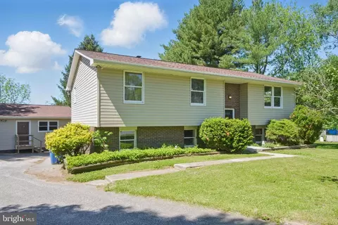 Exterior - 4202 Wolf Ct, Hampstead, MD 21074 photo 4 of 10