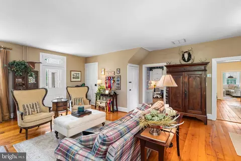 Living - 2810 Hoffman Mill Rd, Hampstead, MD 21074 photo 6 of 7