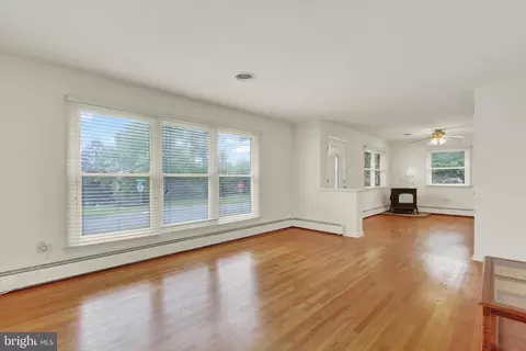 Living - 900 Clearview Ave, Hampstead, MD 21074 photo 3 of 6