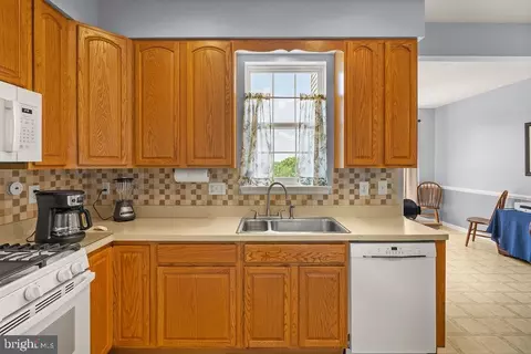 Kitchen - 1824 Upper Forde Ln, Hampstead, MD 21074 photo 2 of 3