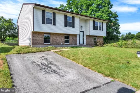 11 Starboard Dr, Taneytown, MD 21787