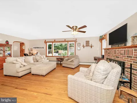 Living - 1844 Albert Rill Rd, Hampstead, MD 21074 photo 4 of 4