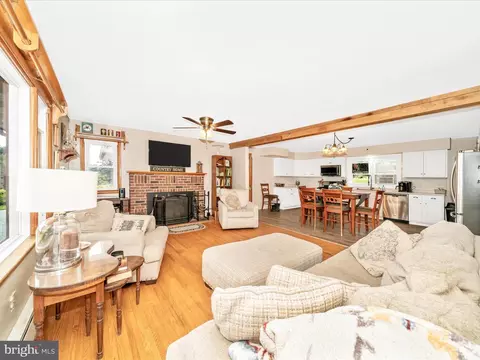 Living - 1844 Albert Rill Rd, Hampstead, MD 21074 photo 3 of 4