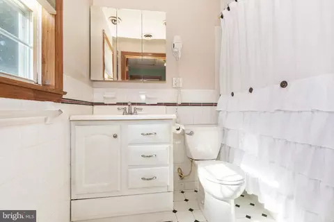 Bath - 112 E Nicodemus Rd, Westminster, MD 21157 photo 1 of 2