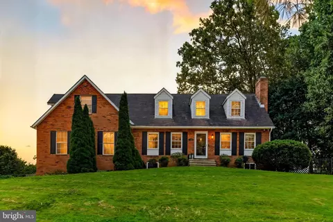 1890 Aquaview Dr, Hampstead, MD 21074