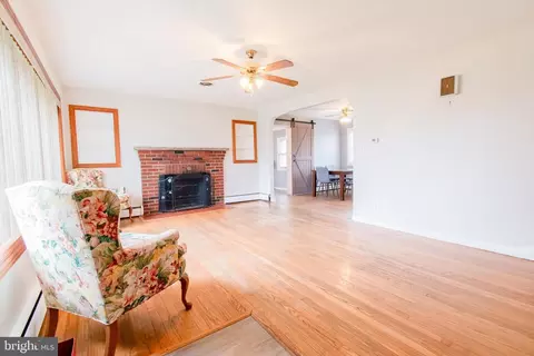 Living - 3911 Sunset Dr, Hampstead, MD 21074 photo 4 of 7