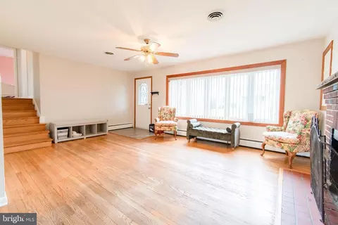 Living - 3911 Sunset Dr, Hampstead, MD 21074 photo 5 of 7