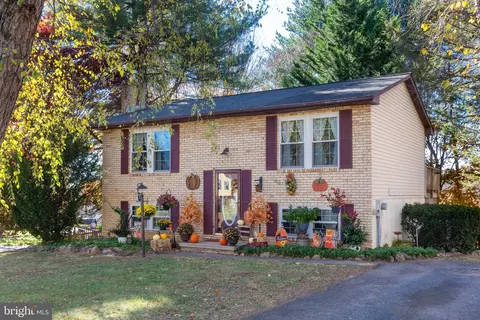 7090 Saddle Dr, Sykesville, MD 21784