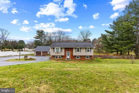 6914 Stratford Dr, Sykesville, MD 21784