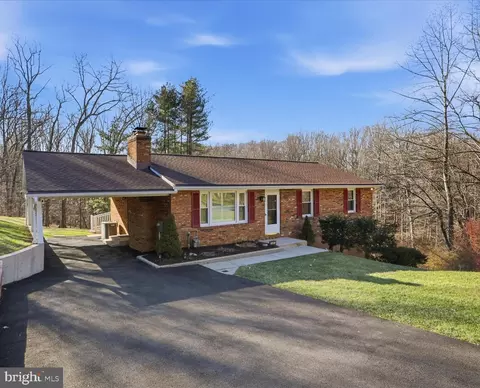 1505 Woodridge Ln, Sykesville, MD 21784