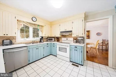 Kitchen - 4 Arnold Dr, Westminster, MD 21157 photo 3 of 7