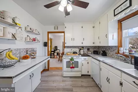 Kitchen - 4207 Ralph Ave, Hampstead, MD 21074 photo 2 of 3