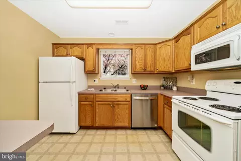Kitchen - 908 Roller Coaster Ct, Mount Airy, MD 21771 photo 6 of 6